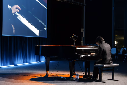 Dans le cadre de l’exposition Musica ex Machina, EPFL Pavilions présente un concert exceptionnel entre mathématiques, musique et pensée computationnelle, donné par le pianiste, compositeur et improvisateur américano-taïwanais Kit Armstrong.