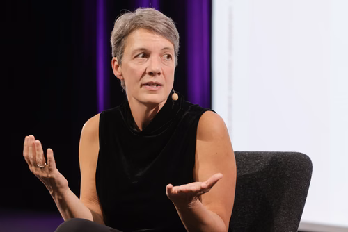 La fondation WISH de l’EPFL a choisi de décerner à la physicienne quantique Michelle Simmons le prix Erna Hamburger 2023 pour sa brillante carrière à la pointe de son domaine, ainsi que pour son engagement en faveur de la diversité et des MINT. Une cérémonie de remise de prix se tiendra aujourd'hui à l’EPFL.