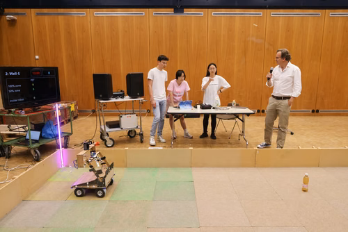 Quatre équipes de trois étudiants ont travaillé pendant un semestre pour concevoir et construire un robot de A à Z. Lors de la compétition, chacun des robots aura 10 minutes pour récolter le plus grand nombre de bouteilles vides et les ramener à la station de recyclage.