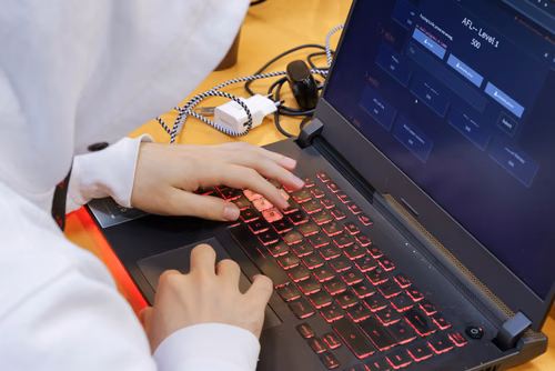 Capture The Flag (capture du drapeau) ou CTF est une compétition de cybersécurité dont le but est de faire de l’ingénierie inverse, de décrypter et de pirater des systèmes informatiques pour capturer des drapeaux et gagner des points pour son équipe. Final