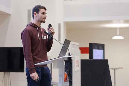 After two months of conducting research in an EPFL laboratory, the interns will present their research projects in the form of a poster or a short oral presentation (My research in 180 sec) to a selected audience including professors, donors, organizers as well as the cohort of interns.