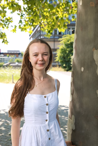 Like other students who earned the highest possible grade on their master’s thesis – while juggling it with sports, volunteer work and travel – Clémence Bachmann is exceptional. Yet she has something extra. Or rather something missing, as she’s nearly blind.