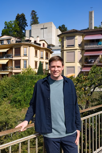 Dans le cadre de la thèse qu’il réalise actuellement en architecture à l’EPFL, Clément Cattin analyse comment adapter les lieux en pente aux défis de la ville durable. Il en résume les enjeux dans une chronique parue dans trois quotidiens romands.