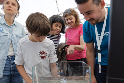 Organisée par le Musée d’histoire des sciences de la Ville de Genève, la Nuit de la science attire, à chaque édition, plus de 30’000 curieux ou passionnés de la science et propose une cinquantaine de stands, ateliers et autres animations qui permettent aux scientifiques d’aller à la rencontre du grand public. Ce dialogue est à la base d’une communication indispensable pour faire découvrir les sciences d’aujourd’hui que ce soit auprès des adultes ou des jeunes. Service de promotion des sciences de l'EPFL 