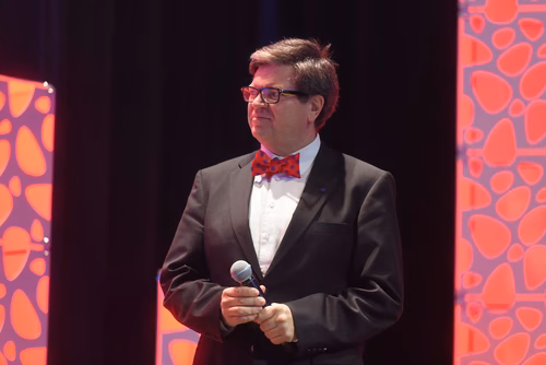 La traditionnelle cérémonie de la Magistrale a mis les diplômés 2018 à l'honneur. Ils l'attendaient depuis cinq ans: ce samedi était enfin le jour de la remise des diplômes de Master de l'EPFL pour 1043 étudiants. Cet événement a réuni 3000 personnes au STCC, dont les étudiants et leur famille, leurs professeurs et de nombreux invités, parmi lesquels le Conseiller fédéral Guy Parmelin.