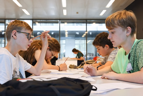 Le concours Alkindi-suisse est une compétition de cryptographie qui a lieu chaque année et ouverte aux classes de 9e, 10e et 11e secondaires. Il est organisé par l’EPFL, les associations Animath et France-ioi. La participation est entièrement gratuite.