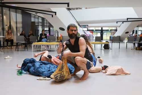 Dans le cadre du festival Les Culturelles du CDH-Culture et suite au workshop RUINED qui a permis à des étudiant·es de fabriquer une sculpture en mycelium, la performance MOLDING propose un ensemble de gestes performatifs dans le prolongement de l’œuvre vivante.