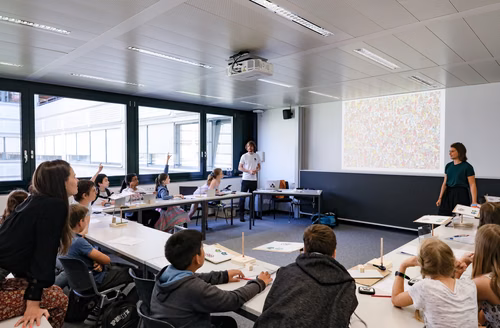  l’EPFL accueille chaque année les classes romandes de 7ème et 8ème pour une journée de découverte des sciences et domaines techniques.