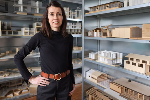 Martine Laprise, an architect and scientist at EPFL’s Laboratory of Architecture and Sustainable Technologies (LAST), oversaw the publication of a new book in 2021 in open-access format. This format is a rarity in the field of architecture, yet the pioneering approach has already shown to be worthwhile.