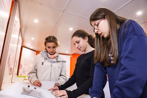 Rempli d’expérimentations ludiques, Le Bus des sciences de l’EPFL part ce printemps à la rencontre des écoles de Suisse romande. Un programme pédagogique lancé il y a quinze ans, qui a permis à plus de 45'000 enfants de découvrir les sciences et les technologies.