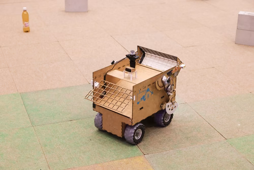 Quatre équipes de trois étudiants ont travaillé pendant un semestre pour concevoir et construire un robot de A à Z. Lors de la compétition, chacun des robots aura 10 minutes pour récolter le plus grand nombre de bouteilles vides et les ramener à la station de recyclage.