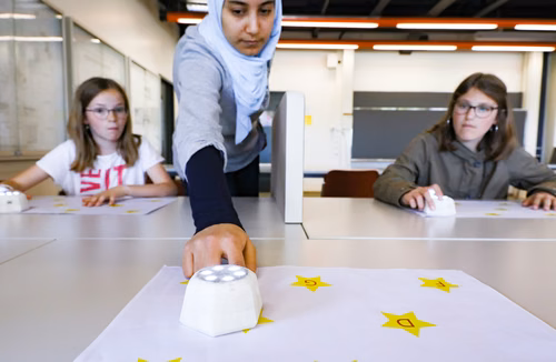  l’EPFL accueille chaque année les classes romandes de 7ème et 8ème pour une journée de découverte des sciences et domaines techniques.