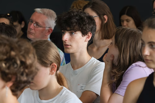 Le concours Alkindi-suisse est une compétition de cryptographie qui a lieu chaque année et ouverte aux classes de 9e, 10e et 11e secondaires. Il est organisé par l’EPFL, les associations Animath et France-ioi. La participation est entièrement gratuite.