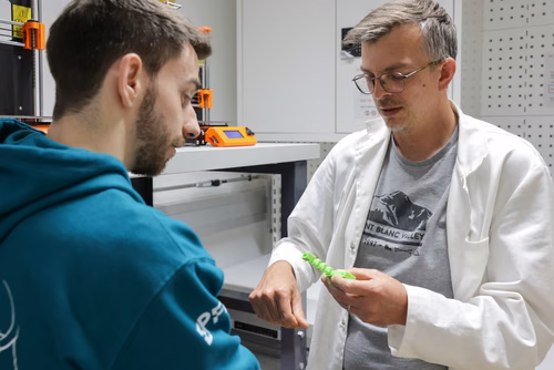 Sébastien Martinerie, expert en impression 3D depuis plus de 20 ans, a modélisé et imprimé des milliers de prototypes, dont des organes humains pour former des chirurgiennes et chirurgiens. Il encadre aujourd'hui plus de 500 étudiantes et étudiants au SPOT.