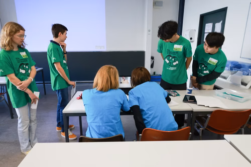 La 10ème édition du championnat de science par équipes, "Curieux et inventifs", permet à des jeunes filles et garçons de 8 à 15 ans de développer leur goût de la réflexion et de la recherche scientifique. Ils peuvent ainsi dévoiler leur inventivité dans une ambiance ludique et créative.