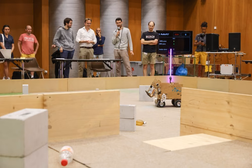 Quatre équipes de trois étudiants ont travaillé pendant un semestre pour concevoir et construire un robot de A à Z. Lors de la compétition, chacun des robots aura 10 minutes pour récolter le plus grand nombre de bouteilles vides et les ramener à la station de recyclage.