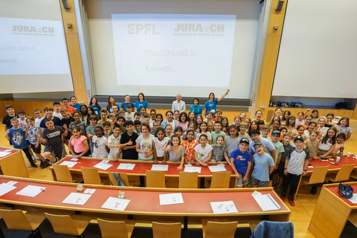Remise des attestations aux participantes et participants aux cours organisés par le Service de Promotion des Sciences dans le canton du Jura. Avec la participation, pour cette édition, du ministre de l'enseignement, Martial Coutet et du vice-président pour l’innovation et l’impact, Edouard Bugnon