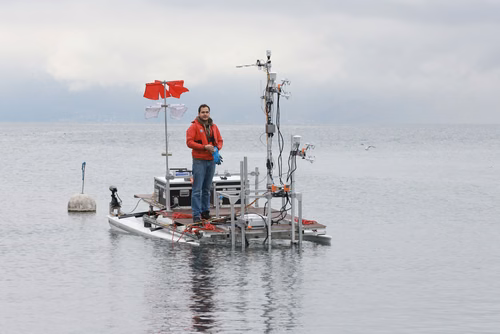 Un chercheur de l’EPFL a documenté pour la première fois comment se forment ces taches mouvantes sur l’eau – spectacle visuel toujours saisissant pour les passionnées et passionnés du lac – et ce qu’elles engendrent sous la surface.