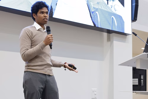 After two months of conducting research in an EPFL laboratory, the interns will present their research projects in the form of a poster or a short oral presentation (My research in 180 sec) to a selected audience including professors, donors, organizers as well as the cohort of interns.