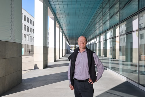 Lauréat du prix du meilleur enseignant de la Section de microtechnique, Olivier Martin, professeur au Laboratoire de photonique et métrologie, révèle ses méthodes d’enseignement.