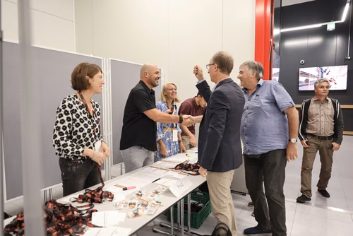 Après 3 ans de travaux, l’EPFL inaugure aujourd’hui sa nouvelle centrale thermique qui permet au campus lausannois de se chauffer et de se refroidir intégralement avec l’eau du lac et en exploitant la chaleur dégagée par son centre de données. Pour l’École, il s’agit d’une étape majeure en vue d’atteindre la neutralité carbone.
