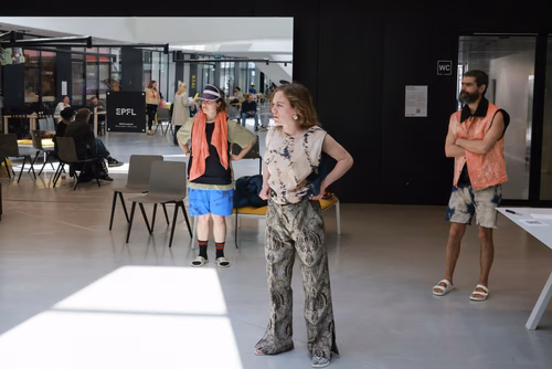 Dans le cadre du festival Les Culturelles du CDH-Culture et suite au workshop RUINED qui a permis à des étudiant·es de fabriquer une sculpture en mycelium, la performance MOLDING propose un ensemble de gestes performatifs dans le prolongement de l’œuvre vivante.