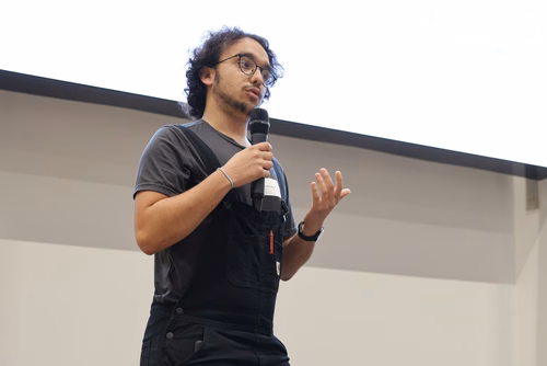 After two months of conducting research in an EPFL laboratory, the interns will present their research projects in the form of a poster or a short oral presentation (My research in 180 sec) to a selected audience including professors, donors, organizers as well as the cohort of interns.