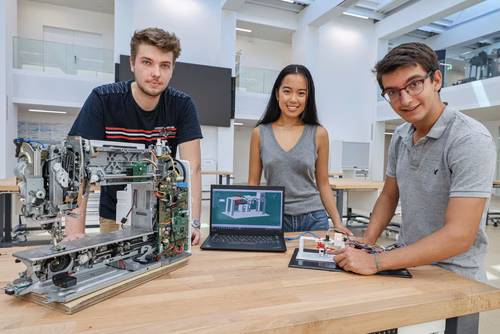 SÉRIE D’ÉTÉ – Projet de bachelor (6). Loin des aprioris, des clichés et des stéréotypes associés aux métiers de la couture, une quinzaine d’étudiantes et étudiants bachelor ont choisi de passer un semestre à développer des projets autour de machines à coudre BERNINA. Guillaume, Elodie, Gonzalo sur le projet de sécurité