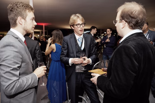 La première édition du gala EPFL Alumni a réuni près de 650 diplômé.es au Rolex Learning Center. Ils ont pu participer à une soirée festive et entendre le Prof. Patrick Aebischer – Président de l’EPFL jusqu’à fin 2016 – et le Prof. Martin Vetterli – Président de l’EPFL dès 2017 – échanger sur la transmission de Présidence.
