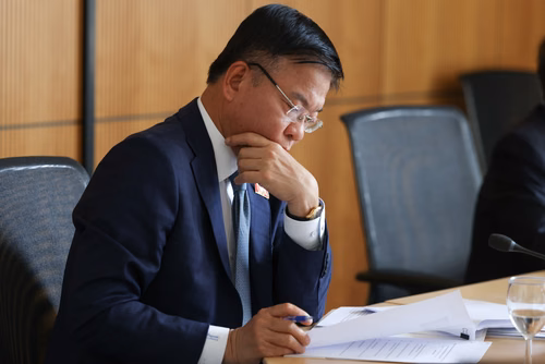 Visite d'une délégation du gouvernement vietnamien le 29 juillet 2025 à l'EPFL. Parmi le groupe, S.E. M. Le Thanh Long, Vice-premier ministre, et S.E. M. Nguyen Duc Hai, Vice-Président de l’Assemblée nationale, ainsi que des représentants de ministères clés et d’institutions nationales. La délégation a été accueillie par Ambrogio Fasoli, Vice-président pour les Affaires Académiques de l’EPFL, par Antoine Jourdan, directeur de SIP West EPFL et par Gillian Olivieri, directrice adjointe des Affaires internatio