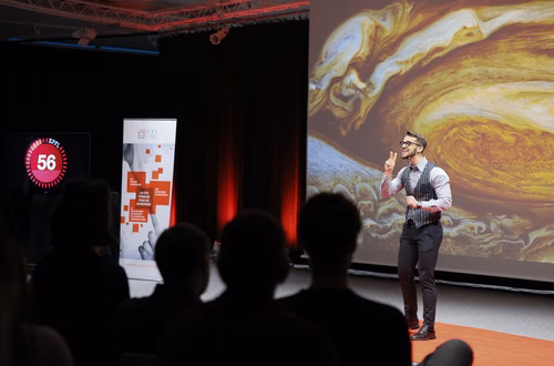 Pour sa quatrième édition, le concours Ma thèse en 180 secondes a couronné hier soir Alvaro Charlet, doctorant en science des matériaux. Il a expliqué aux 600 spectateurs du Forum Rolex comment les hydrogels qu’il fabrique et teste pourraient un jour remplacer des ligaments.
