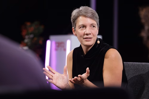 La fondation WISH de l’EPFL a choisi de décerner à la physicienne quantique Michelle Simmons le prix Erna Hamburger 2023 pour sa brillante carrière à la pointe de son domaine, ainsi que pour son engagement en faveur de la diversité et des MINT. Une cérémonie de remise de prix se tiendra aujourd'hui à l’EPFL.