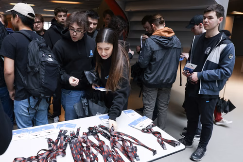 Capture The Flag (capture du drapeau) ou CTF est une compétition de cybersécurité dont le but est de faire de l’ingénierie inverse, de décrypter et de pirater des systèmes informatiques pour capturer des drapeaux et gagner des points pour son équipe. Bienvenue.