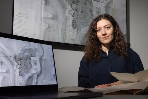 Beatrice Vaienti, assistante-doctorante en humanités digitales à l’EPFL, utilise des outils informatiques pour étudier les erreurs sur les cartes de Jérusalem datant du XIXe siècle.