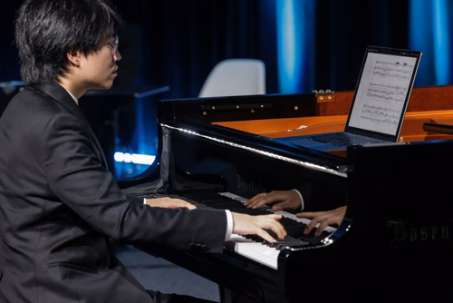 Dans le cadre de l’exposition Musica ex Machina, EPFL Pavilions présente un concert exceptionnel entre mathématiques, musique et pensée computationnelle, donné par le pianiste, compositeur et improvisateur américano-taïwanais Kit Armstrong.