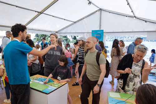 Organisée par le Musée d’histoire des sciences de la Ville de Genève, la Nuit de la science attire, à chaque édition, plus de 30’000 curieux ou passionnés de la science et propose une cinquantaine de stands, ateliers et autres animations qui permettent aux scientifiques d’aller à la rencontre du grand public. Ce dialogue est à la base d’une communication indispensable pour faire découvrir les sciences d’aujourd’hui que ce soit auprès des adultes ou des jeunes. Service de promotion des sciences de l'EPFL 