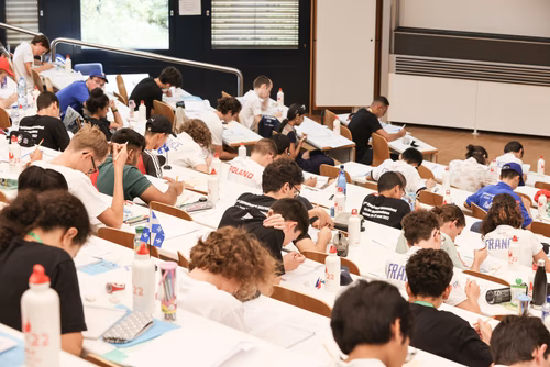 Le championnat des jeux mathématiques et logiques est une compétition populaire et scolaire organisée chaque année à l’échelon européen. Il voit s’affronter des passionné·e·s de mathématiques de toutes générations venus d’une douzaine de pays. Sa finale internationale, qui a traditionnellement lieu à Paris, sera cette année organisée à Lausanne (EPFL). La FSJM gère depuis plus de 30 ans l’organisation de ce championnat en Suisse. Finale sur le Campus EPFL