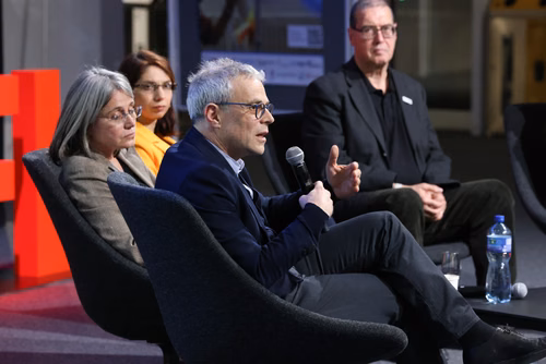 The EPFL EssentialTech Centre invites you to join 5 inspiring panelists in their reflections on how science and technology can be harnessed in the pusuit of peace. The objective is to identify how STEM can be leveraged to address all forms of violence.