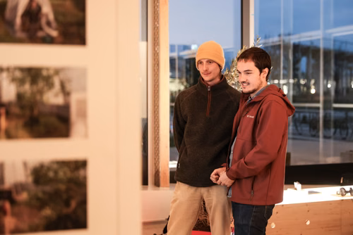 Les arbres peuvent vivre plus de 1000 ans, les modèles climatiques actuels prévoient les changements climatiques jusqu'à un peu plus de 100 ans dans le futur. Que se passera-t-il ensuite? La collaboration entre le Plant Ecology Research Lab (PERL) de l'EPFL, l'artiste de performance Maja Renn et le designer et artiste Krzysztof Wronski a donné naissance à un voyage spéculatif dans le temps et dans le futur proche des arbres indigènes.