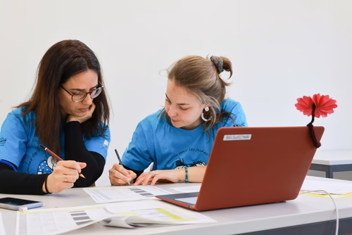 La 10ème édition du championnat de science par équipes, "Curieux et inventifs", permet à des jeunes filles et garçons de 8 à 15 ans de développer leur goût de la réflexion et de la recherche scientifique. Ils peuvent ainsi dévoiler leur inventivité dans une ambiance ludique et créative.