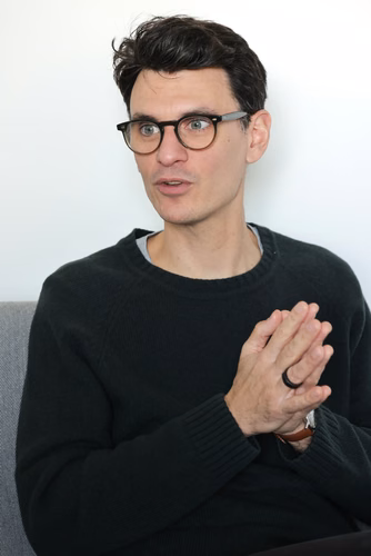 Quentin Delval est d’origine belge, mais n’en a pas l’accent. Docteur en philosophie des sciences, il travaille à l’égalité des chances de l’EPFL et a rédigé un livre, plus clin d’œil que coup de poing, sur la construction masculine ou, plus exactement, sur la déconstruction de l’esquive.