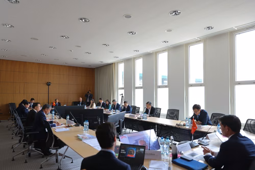 Visite d'une délégation du gouvernement vietnamien le 29 juillet 2025 à l'EPFL. Parmi le groupe, S.E. M. Le Thanh Long, Vice-premier ministre, et S.E. M. Nguyen Duc Hai, Vice-Président de l’Assemblée nationale, ainsi que des représentants de ministères clés et d’institutions nationales. La délégation a été accueillie par Ambrogio Fasoli, Vice-président pour les Affaires Académiques de l’EPFL, par Antoine Jourdan, directeur de SIP West EPFL et par Gillian Olivieri, directrice adjointe des Affaires internatio