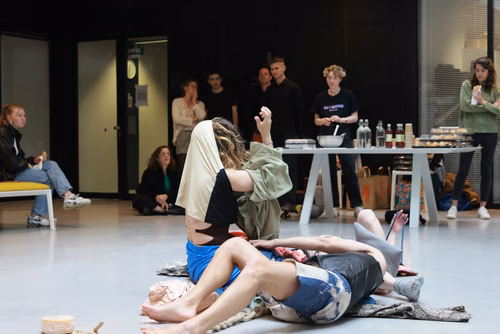 Dans le cadre du festival Les Culturelles du CDH-Culture et suite au workshop RUINED qui a permis à des étudiant·es de fabriquer une sculpture en mycelium, la performance MOLDING propose un ensemble de gestes performatifs dans le prolongement de l’œuvre vivante.