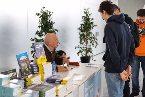 To celebrate 100 years of quantum science and technology, we invite you to discover the strange and fascinating world of quantum physics through hands-on activities, interactive demonstrations, workshops, and engaging talks.