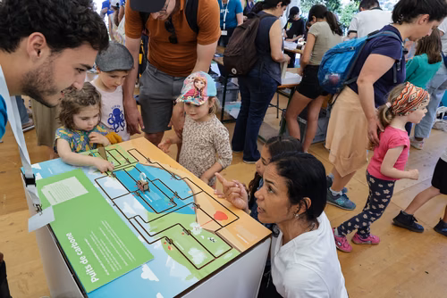 Organisée par le Musée d’histoire des sciences de la Ville de Genève, la Nuit de la science attire, à chaque édition, plus de 30’000 curieux ou passionnés de la science et propose une cinquantaine de stands, ateliers et autres animations qui permettent aux scientifiques d’aller à la rencontre du grand public. Ce dialogue est à la base d’une communication indispensable pour faire découvrir les sciences d’aujourd’hui que ce soit auprès des adultes ou des jeunes. Service de promotion des sciences de l'EPFL 