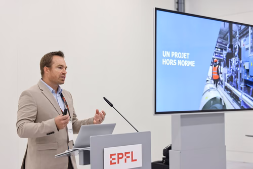 Après 3 ans de travaux, l’EPFL inaugure aujourd’hui sa nouvelle centrale thermique qui permet au campus lausannois de se chauffer et de se refroidir intégralement avec l’eau du lac et en exploitant la chaleur dégagée par son centre de données. Pour l’École, il s’agit d’une étape majeure en vue d’atteindre la neutralité carbone. Damien Roulet Bouygues Energies