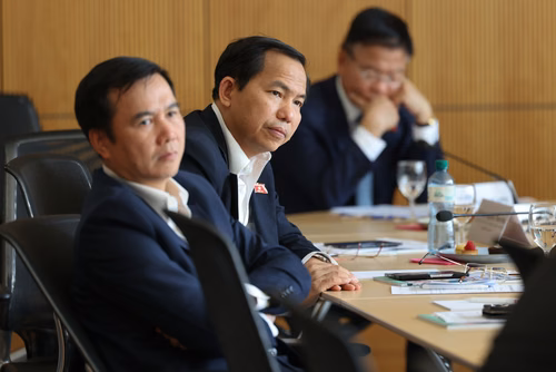 Visite d'une délégation du gouvernement vietnamien le 29 juillet 2025 à l'EPFL. Parmi le groupe, S.E. M. Le Thanh Long, Vice-premier ministre, et S.E. M. Nguyen Duc Hai, Vice-Président de l’Assemblée nationale, ainsi que des représentants de ministères clés et d’institutions nationales. La délégation a été accueillie par Ambrogio Fasoli, Vice-président pour les Affaires Académiques de l’EPFL, par Antoine Jourdan, directeur de SIP West EPFL et par Gillian Olivieri, directrice adjointe des Affaires internatio
