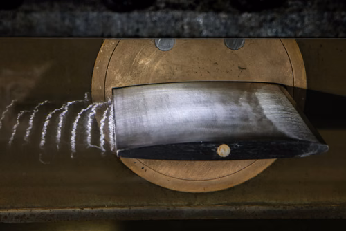 Un doctorant en génie mécanique de l’EPFL a développé une technologie ingénieuse qui permettrait d’éliminer les vibrations induites par l’écoulement dans les machines tournantes, comme les hélices de bateaux, turbines, pompes ou autres éoliennes. Sa découverte sort d’une imprimante 3D et vient d’être brevetée. Thomas Berger (à droite), doctorant, et Mohamed Farhat, directeur de thèse