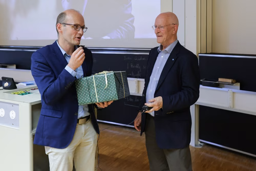 A l'occasion du dernier cours de Claude Nicollier, ses amis, collègues et famille lui ont fait la surprise d'être présents