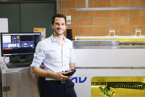 Une spin-off de l’EPFL, nu glass, a testé avec succès un système portatif permettant de rendre les vitres des trains perméables aux ondes téléphoniques. Un avantage écologique et économique important pour les compagnies de chemin de fer et les opérateurs téléphoniques qui pourront se passer de répéteurs pour assurer le confort des passagers.